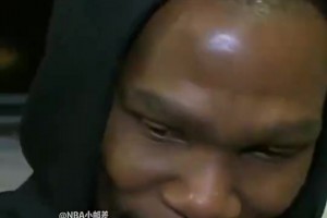 情绪好稳定！SGA此前面对球迷贴脸假摔嘲讽，面露微笑回应
